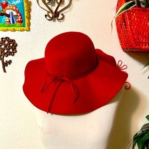 Red floppy hat ♥️